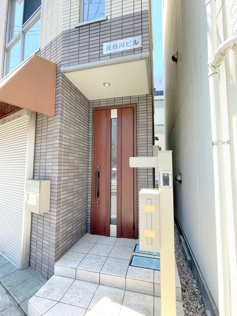 長谷川ビルのエントランス