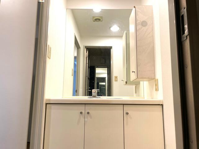 マートルコート調布の洗面所|鏡が大きい洗面台