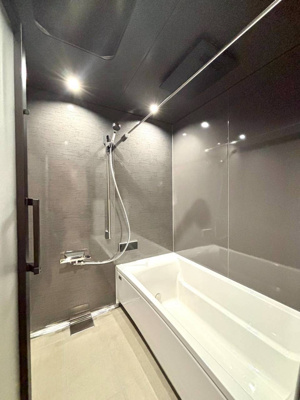 【完成予想図】 | ガーデンヒルズ内野5 | 1階はＬＤＫに加えて玄関ホールや脱衣所、洗面室、玄関ホールなど、全室温水床暖房を配置。寒い冬も足元からぽかぽかと家全体を暖めてくれます。