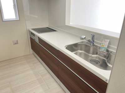 【内観：施工例】 | 天童市北久野本7期【新築建売住宅】2号棟 | 広々ワイドなキッチンは料理がしやすく快適です。