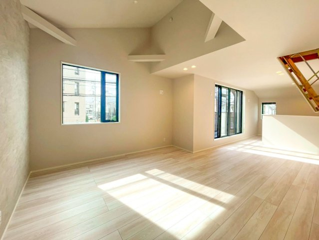 新築分譲［ミラクラス和泉］の前面道路含む現地写真