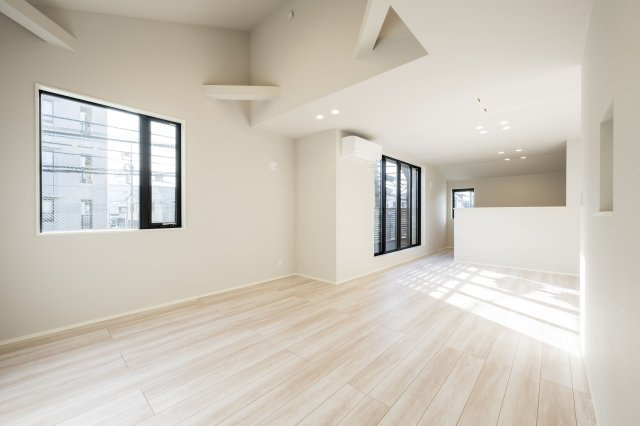 新築分譲［ミラクラス和泉］の居間・リビング|【A号棟】２０．０帖LDK（２０２５年１１月撮影）