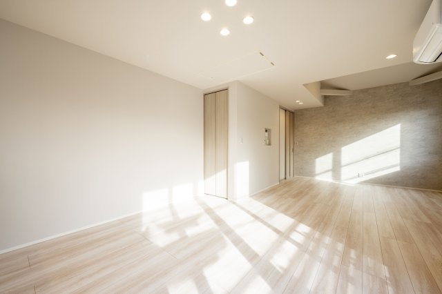 新築分譲［ミラクラス和泉］の居間・リビング|【A号棟】２０．０帖LDK（２０２５年１１月撮影）