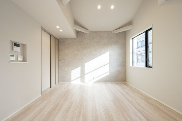 新築分譲［ミラクラス和泉］の居間・リビング|【A号棟】２０．０帖LDK（２０２５年１１月撮影）