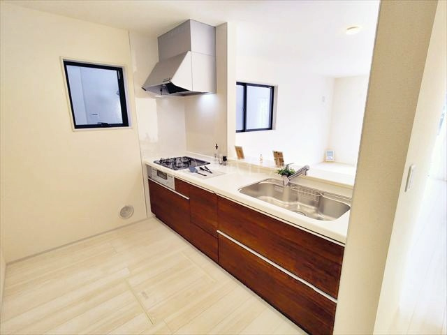 【キッチン】 | 狭山市柏原第七　全4棟　３号棟 | 会話が弾む対面キッチンです