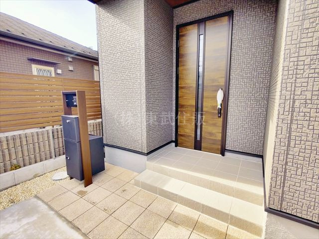 【玄関】 | 狭山市柏原第七　全4棟　３号棟 | 落ち着いた雰囲気の玄関です