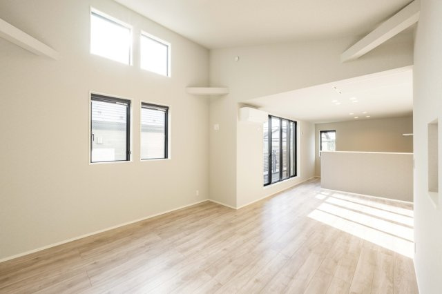 新築分譲［ミラクラス和泉］の居間・リビング|【B号棟】２０．０帖LDK（２０２５年１１月撮影）