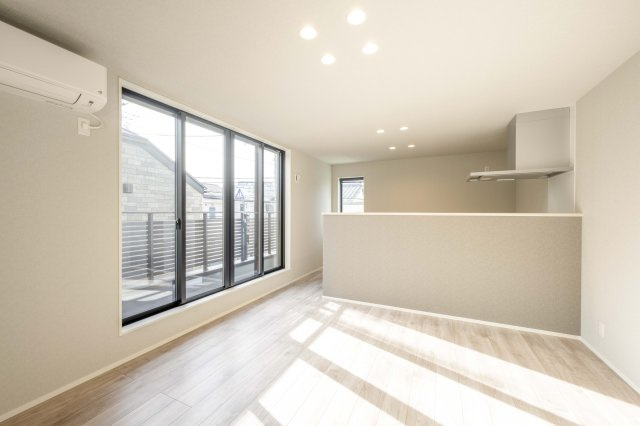 新築分譲［ミラクラス和泉］の居間・リビング|【B号棟】２０．０帖LDK（２０２５年１１月撮影）