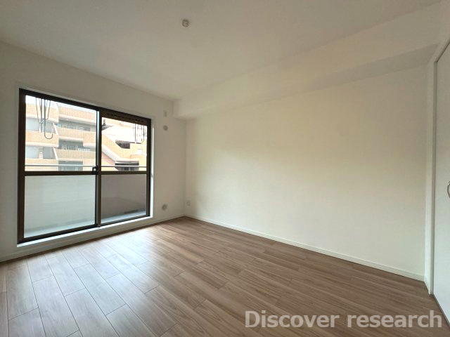 グリーンコーポ多摩ニュータウン南大沢の洋室|【洋室3（約6.0帖）】
南東向きバルコニーに面した洋室で陽当たり・通風良好です。
※洋室は電気がついておりません。