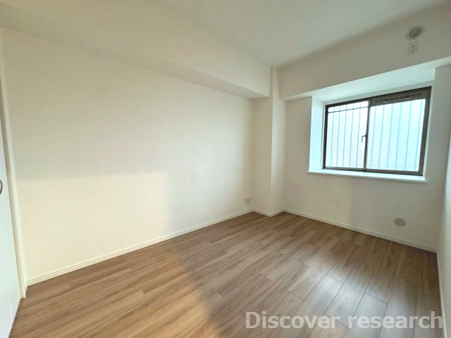 グリーンコーポ多摩ニュータウン南大沢の洋室|【洋室2（約5.4帖）】
出窓付きの洋室で家具が配置しやすいお部屋です。
インテリア選びも楽しめそうです◎
※洋室は電気がついておりません。