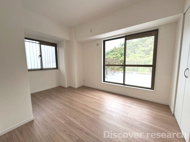 グリーンコーポ多摩ニュータウン南大沢の洋室|【洋室1（約6.4帖）】
２面採光でルーフバルコニーに面した洋室です。自然光が良く入り明るいお部屋です。
※洋室は電気がついておりません。