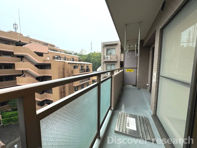 グリーンコーポ多摩ニュータウン南大沢のバルコニー|【バルコニー（7.21㎡）】
広々したバルコニーで洗濯物が干しやすそうです。