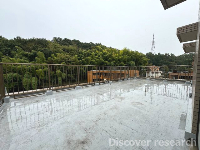 グリーンコーポ多摩ニュータウン南大沢のバルコニー|【ルーフバルコニー（35.20㎡）】
10帖強の広々としたルーフバルコニーです。様々な用途でご利用になれそうです。