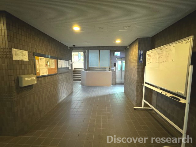 グリーンコーポ多摩ニュータウン南大沢のエントランス|【エントランス】
掲示板などマンションの情報もわかりやすく掲示されております。