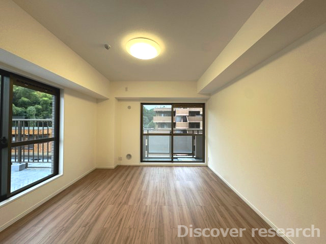 グリーンコーポ多摩ニュータウン南大沢の居間・リビング|【LDK（約13.2帖）】
2面採光のリビングは自然光が当たり気持ち良い空間です◎
家族が集まるリビングが明るくなります！