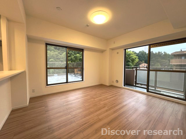 グリーンコーポ多摩ニュータウン南大沢の居間・リビング|【LDK（約13.2帖）】
陽当り・通風良好なLDKです◎
外には緑も見えて落ち着く空間です