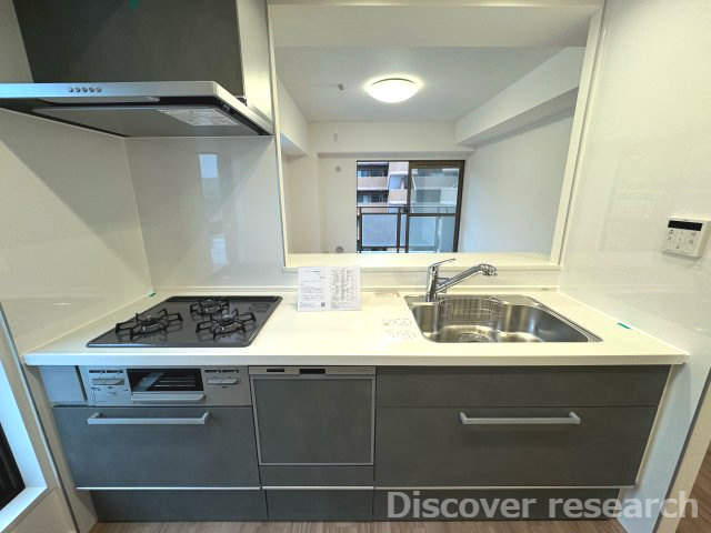 グリーンコーポ多摩ニュータウン南大沢のキッチン|【システムキッチン（浄水器・食洗機付き）】
オープンなのでリビングにいる家族とコミュニケーションを取りながら家事ができます。
食洗機があり家事がはかどりそうです！