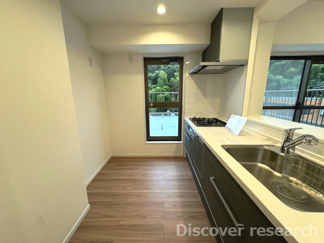 グリーンコーポ多摩ニュータウン南大沢のキッチン|【システムキッチン（浄水器・食洗機付き）】
スペースは広く冷蔵庫や食器棚など置いても余裕がありそうです。
窓もあり換気には困らなそうです。