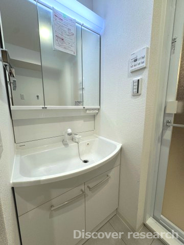 グリーンコーポ多摩ニュータウン南大沢の独立洗面台|【三面鏡付洗面面化粧台】
三面鏡裏には収納スペースがあり洗面化粧台を綺麗に保つことができそうです♪