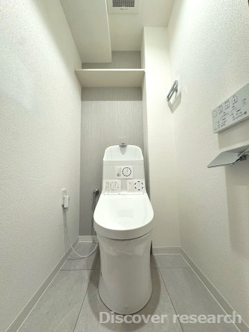 グリーンコーポ多摩ニュータウン南大沢のトイレ|【トイレ（温水洗浄便座一体型便器）】
白を基調とした落ち着きのあるトイレです。
上部には吊戸棚があり芳香剤やペーパーなど置いておくことが可能です。