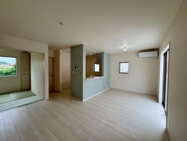 リーブルガーデン八重瀬町具志頭・３号棟の居間・リビング|16帖の明るくゆったりとしたLDK＋洋風和室4.5帖