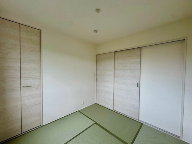 リーブルガーデン八重瀬町具志頭・３号棟の和室|リビングに隣接する洋風和室4.5帖・押し入れ収納付き