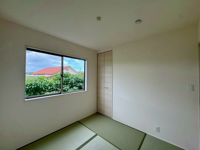 リーブルガーデン八重瀬町具志頭・３号棟の和室|生活に和の趣をもたらす畳の部屋／窓＆押し入れ収納付き