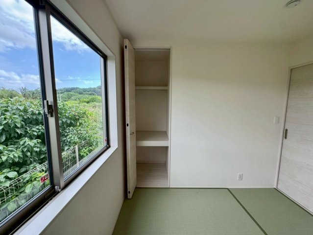 リーブルガーデン八重瀬町具志頭・３号棟の和室|生活に和の趣をもたらす畳の部屋／窓＆押し入れ収納付き
