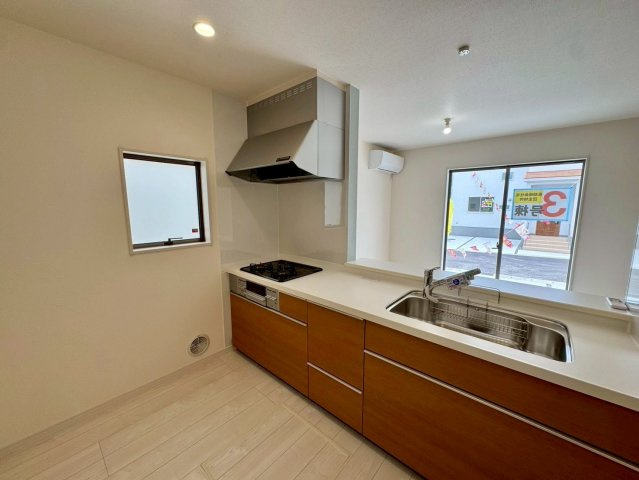 リーブルガーデン八重瀬町具志頭・３号棟のキッチン|コミュニケーションの取りやすい対面式システムキッチン／換気窓＆床下収納