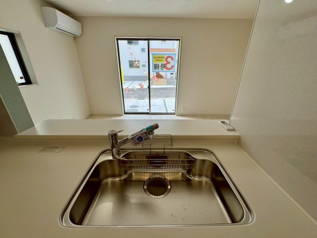 リーブルガーデン八重瀬町具志頭・３号棟のその他|浄水器付きキッチンの流し台／ダイニングの眺め