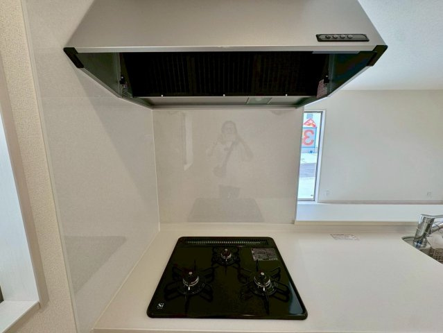 リーブルガーデン八重瀬町具志頭・３号棟のランドリースペース|レンジフード＆ガスコンロ３口