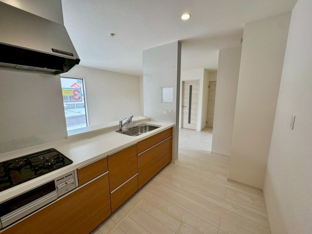 リーブルガーデン八重瀬町具志頭・３号棟のキッチン|奥行き幅がありふたりでも料理がしやすい対面式のキッチン