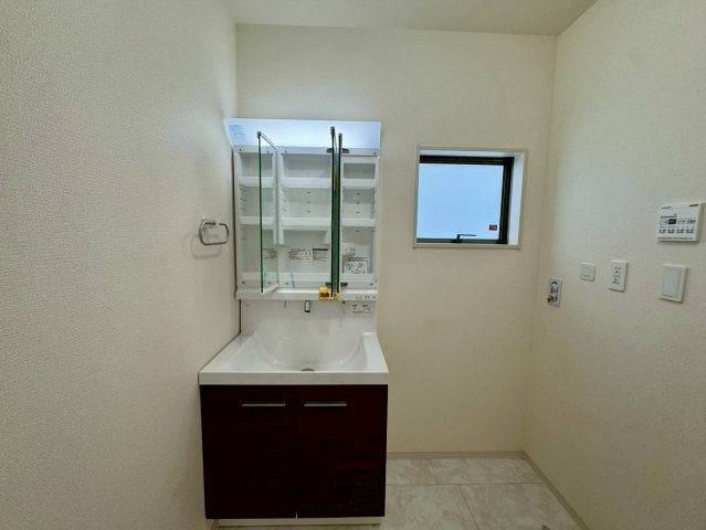 リーブルガーデン八重瀬町具志頭・３号棟の独立洗面台|ハンドシャワー付き洗面化粧台＋洗濯機置き場／洗面室に窓