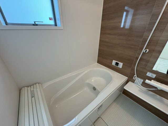 リーブルガーデン八重瀬町具志頭・３号棟の浴室|浴室換気暖房乾燥機付きユニットバス／物干し竿＆浴室窓付き