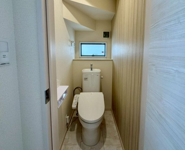 リーブルガーデン八重瀬町具志頭・３号棟のトイレ|１階トイレ・換気窓＆洗浄便座／アクセントクロス