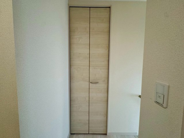 リーブルガーデン八重瀬町具志頭・３号棟のその他|２階廊下に設置された便利な物置・物の置き場所に困らない充実の収納スペース