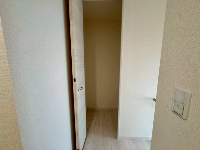 リーブルガーデン八重瀬町具志頭・３号棟の収納|２階廊下に設置された便利な物置・物の置き場所に困らない充実の収納スペース