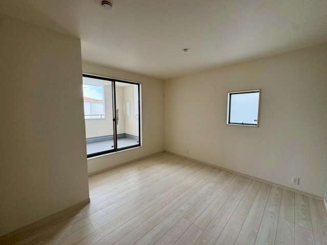 リーブルガーデン八重瀬町具志頭・３号棟の洋室|バルコニー付きで明るくゆったりとした２階主寝室８帖