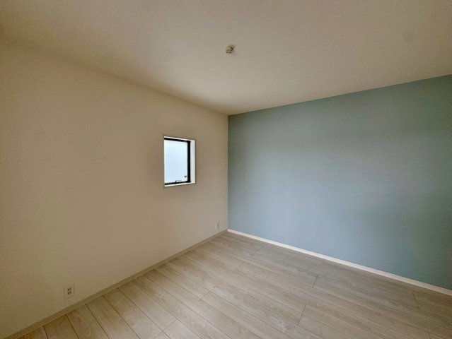 リーブルガーデン八重瀬町具志頭・３号棟の洋室|二面採光の２階ゆったり主寝室８帖