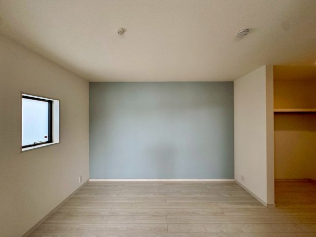 リーブルガーデン八重瀬町具志頭・３号棟のその他|二面採光の２階ゆったり主寝室８帖＋WIC／アクセントクロス