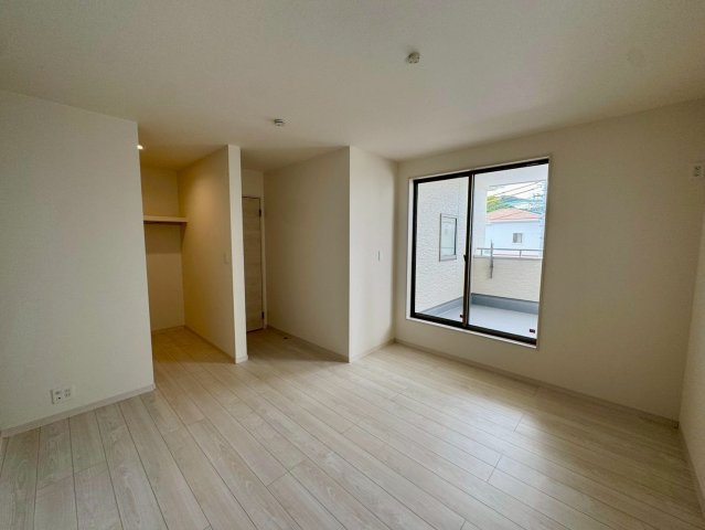 リーブルガーデン八重瀬町具志頭・３号棟の洋室|バルコニー付きで明るくゆったりとした２階主寝室８帖＋WIC