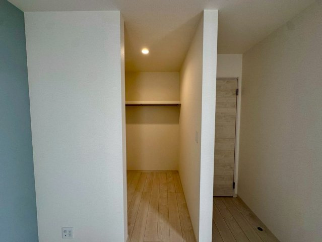 リーブルガーデン八重瀬町具志頭・３号棟の収納|２階主寝室８帖に設置された、季節物の入れ替えが楽々なウォークインクローゼット