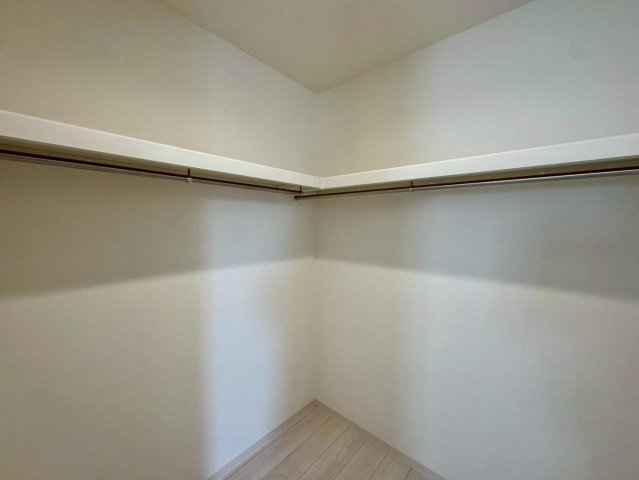 リーブルガーデン八重瀬町具志頭・３号棟の収納|２階主寝室８帖に設置された、季節物の入れ替えが楽々なウォークインクローゼット