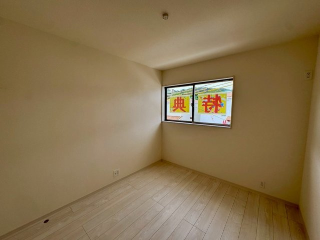 リーブルガーデン八重瀬町具志頭・３号棟の洋室|二面採光の２階洋室5.25帖①