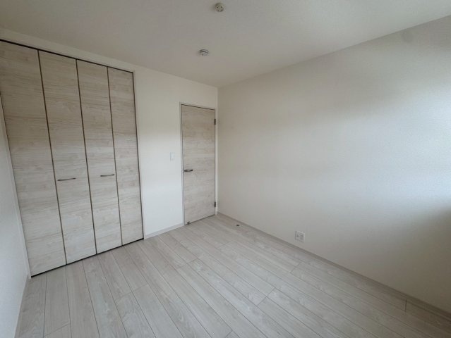 リーブルガーデン八重瀬町具志頭・３号棟の洋室|二面採光の２階洋室5.25帖①クローゼット収納付き