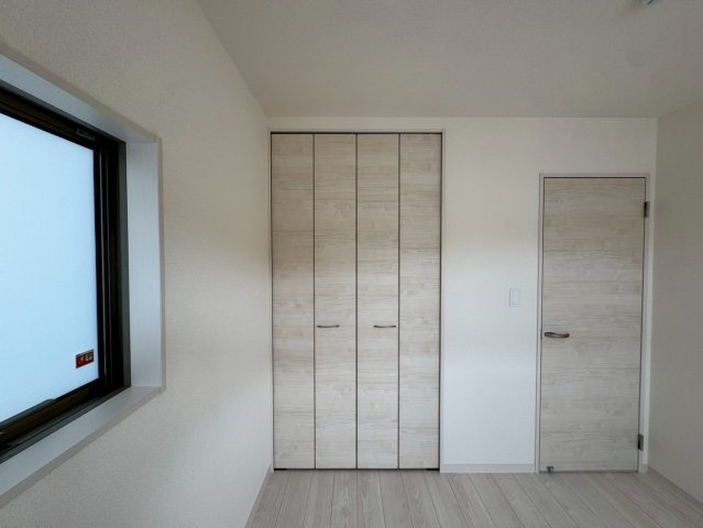 リーブルガーデン八重瀬町具志頭・３号棟のその他|二面採光の２階洋室5.25帖①に設置されたクローゼット収納