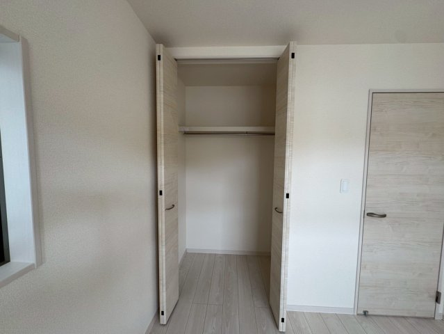 リーブルガーデン八重瀬町具志頭・３号棟の収納|二面採光の２階洋室5.25帖①に設置されたクローゼット収納