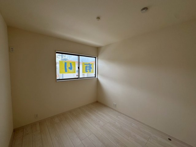 リーブルガーデン八重瀬町具志頭・３号棟の洋室|二面採光の２階洋室5.25帖②