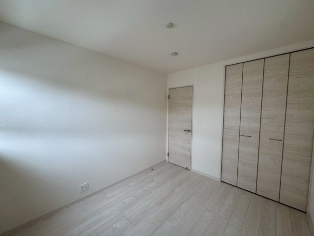 リーブルガーデン八重瀬町具志頭・３号棟の洋室|２階洋室5.25帖②クローゼット収納付き