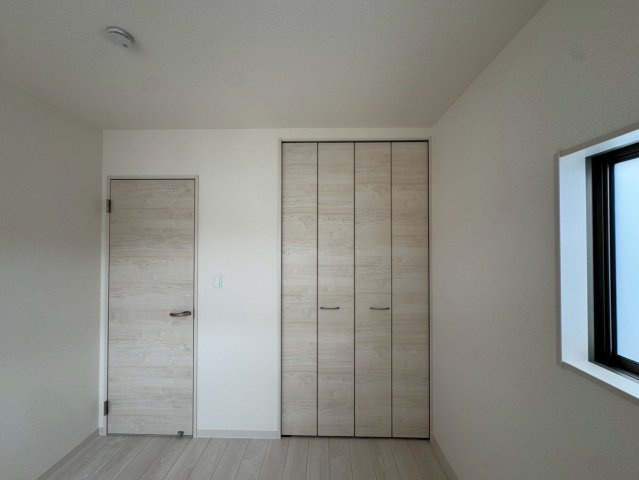 リーブルガーデン八重瀬町具志頭・３号棟のその他|二面採光の２階洋室5.25帖②に設置されたクローゼット収納